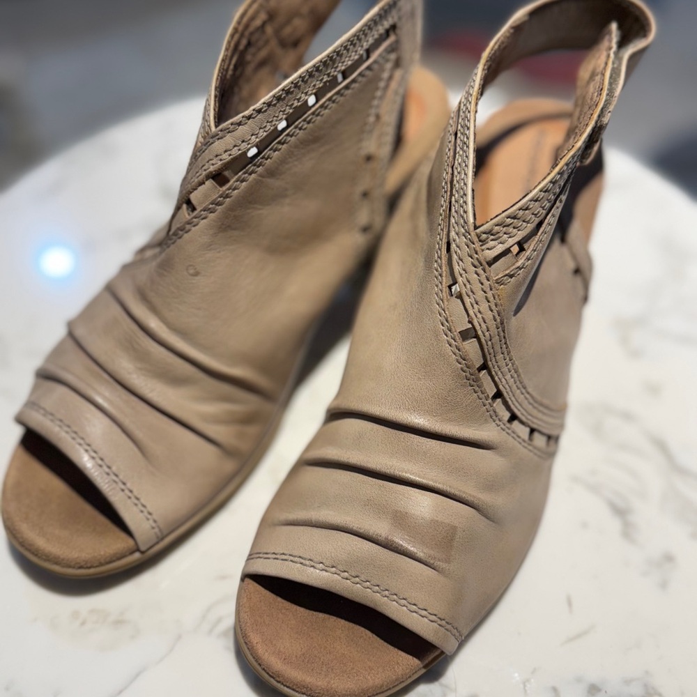 Rockport Beige Women's Heeled Sandals